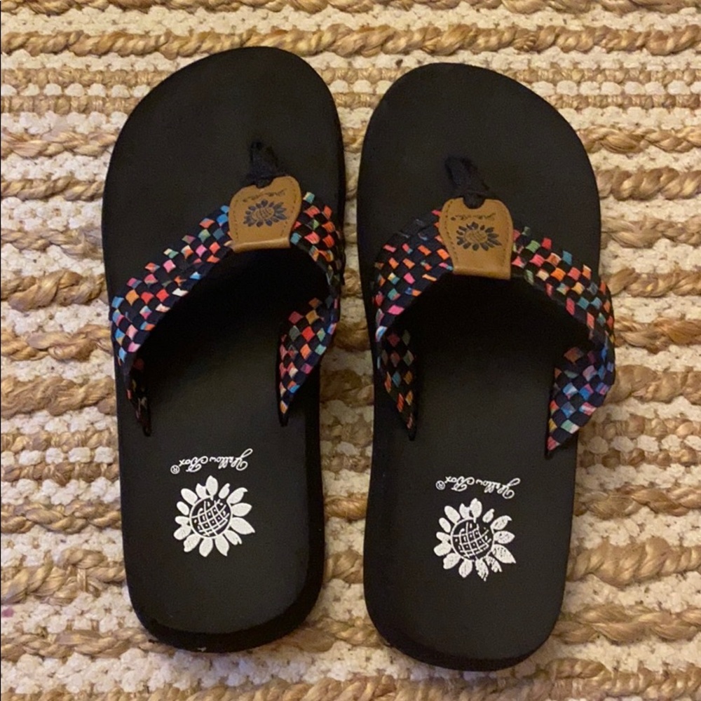 YELLOW BOX -WOMENS SIZE 6 PATTERNED FLIP FLOPS! 😊
